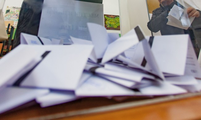 Към 11.00 часа избирателната активност в Сливенска област е 7.9 процента, съобщиха от РИК-Сливен. За президент правото си на глас са упражнили 13 612 души,...
